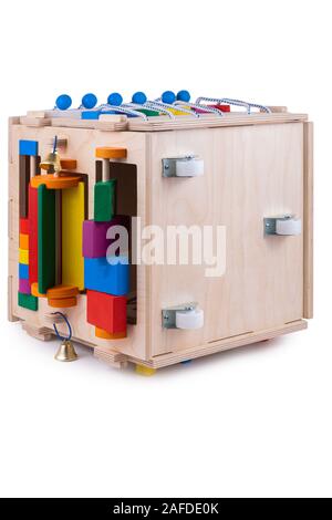 Legno eco-friendly board - giocattoli educativi per bambini su un isolato bianco sfondo, fascicolatore, ruote orientabili per mobili per la movimentazione di giocattoli Foto Stock