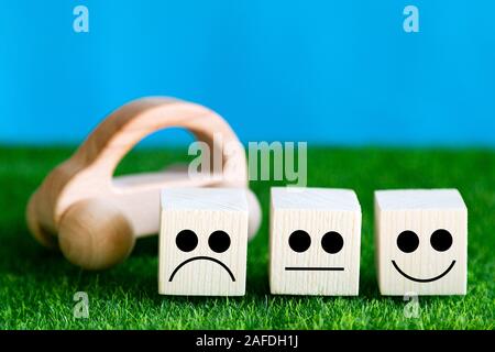 In modo simbolico una valutazione della qualità dei servizi di trasporto a motore, taxi, auto di servizio, emozione da positivo a negativo. Foto concettuale. Foto Stock