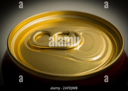In prossimità della parte superiore della bomboletta di alluminio per bibite analcoliche o birra con ancora cappuccio chiuso. side shot Foto Stock