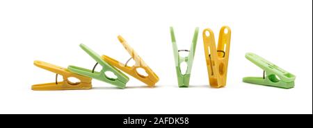 Famiglia vestiti pin su sfondo bianco. Set di colori clothespins in plastica Foto Stock