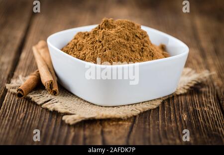 Fatta fresca cannella in polvere su un sfondo vintage (close-up shot) Foto Stock