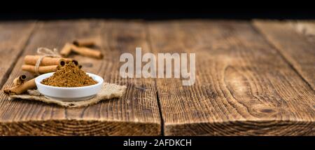 Fatta fresca cannella in polvere su un sfondo vintage (close-up shot) Foto Stock