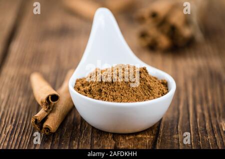 Fatta fresca cannella in polvere su un sfondo vintage (close-up shot) Foto Stock