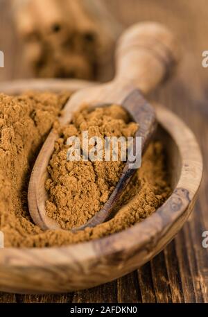 Fatta fresca cannella in polvere su un sfondo vintage (close-up shot) Foto Stock