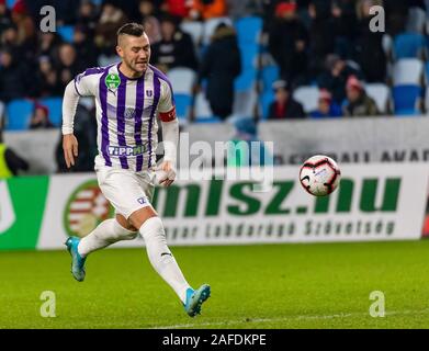 BUDAPEST, Ungheria - 14 dicembre: Robert Feczesin di Újpest FC manca per raggiungere la sfera durante l'Ungherese Banca OTP Liga match tra Budapest e Honved Újpest FC a Nandor Hidegkuti Stadium il 14 dicembre 2019 a Budapest, Ungheria. Foto Stock