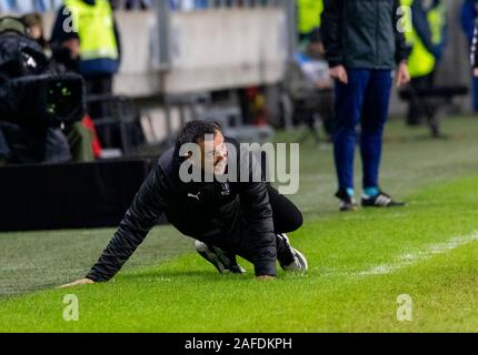 BUDAPEST, Ungheria - 14 dicembre: Head Coach Nebojsa Vignjevic di Újpest FC reagisce dopo è scivolato durante l'Ungherese Banca OTP Liga match tra Budapest e Honved Újpest FC a Nandor Hidegkuti Stadium il 14 dicembre 2019 a Budapest, Ungheria. Foto Stock