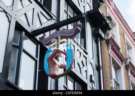 Il mock-Tudor facciata le Colonne d'Ercole public house, Greek Street, Soho, London, W1, Regno Unito Foto Stock