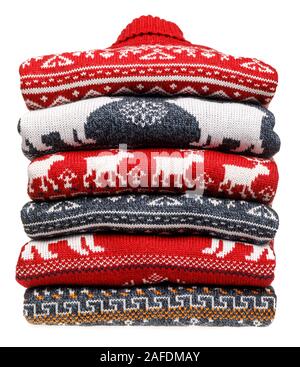 Pila di fogli piegati a maglia turtleneck Natale maglioni o maglie con il nordic ornamento isolati su sfondo bianco Foto Stock