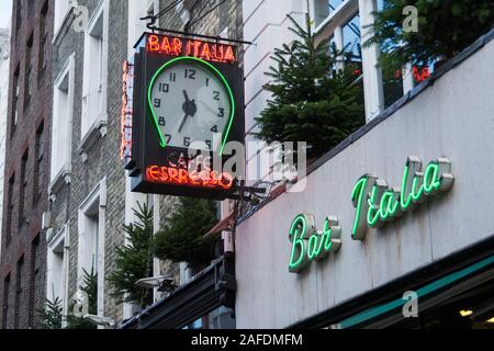 Il clock al di fuori dei Bar Italia, la tradizionale e famosa caffetteria italiana segno sulla Frith Street, Soho Londra, Regno Unito Foto Stock