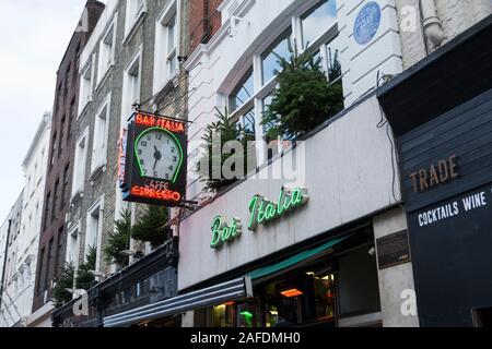 Il clock al di fuori dei Bar Italia, la tradizionale e famosa caffetteria italiana segno sulla Frith Street, Soho Londra, Regno Unito Foto Stock