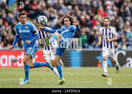 Coliseum Alfonso Perez, Madrid, Spagna. 15 Dic, 2019. La Liga Football Club, Getafe Club de Futbol versus Real Valladolid; Marc Cucurella (Getafe CF) porta giù una palla alta - Editoriale usare carte di credito: Azione Plus sport/Alamy Live News Foto Stock