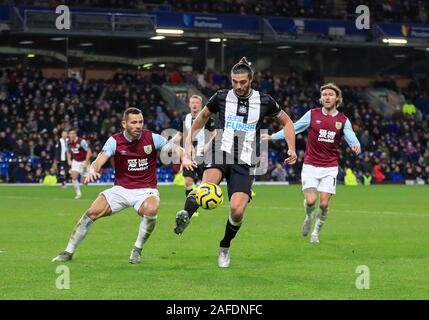 Il 14 dicembre 2019, Turf Moor, Burnley, Inghilterra; Premier League, Burnley v Newcastle United : Andy Carroll (7) di Newcastle United controlla la palla sotto la sfida da Phillip Bardsley (26) di Credito Burnley: Conor Molloy/news immagini Foto Stock