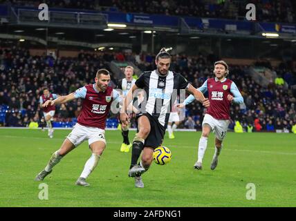 Il 14 dicembre 2019, Turf Moor, Burnley, Inghilterra; Premier League, Burnley v Newcastle United : Andy Carroll (7) di Newcastle United controlla la palla sotto la sfida da Phillip Bardsley (26) di Credito Burnley: Conor Molloy/news immagini Foto Stock