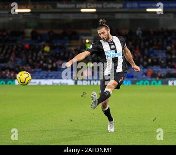 Il 14 dicembre 2019, Turf Moor, Burnley, Inghilterra; Premier League, Burnley v Newcastle United : Andy Carroll (7) di Newcastle United controlla il credito a sfera: Conor Molloy/news immagini Foto Stock