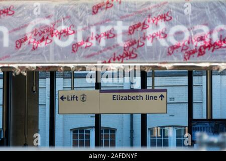 Elizabeth segnaletica di linea sotto si avvolge su Oxford Street come parte del TFL Tottenham Court Road progetto Crossrail, London, Regno Unito Foto Stock