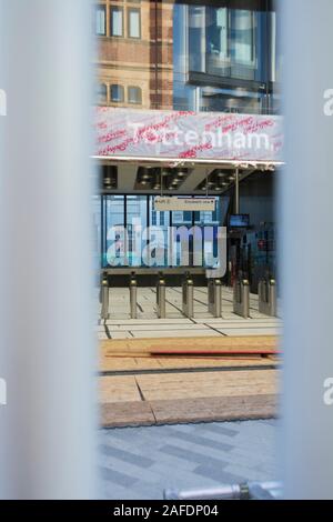 Elizabeth segnaletica di linea sotto si avvolge su Oxford Street come parte del TFL Tottenham Court Road progetto Crossrail, London, Regno Unito Foto Stock