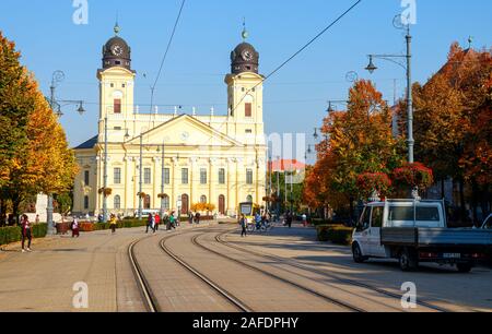 Grande Chiesa Riformata presso la piazza Kossuth con binari tranviari e di alberi in autunno colori in una giornata di sole. Debrecen, Ungheria. Foto Stock