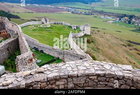 Rovine del Castello di Spis, con più linee di mura difensive e torri sulla sommità di una collina. Presov, Levoca, Slovacchia. Foto Stock