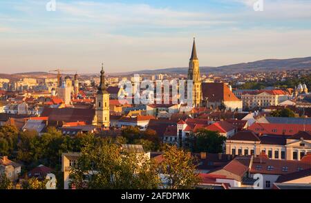 Vista aerea del Cluj Napoca città vecchia con i campanili di San Michele e la chiesa La chiesa francescana durante il tramonto. La Romania. Foto Stock