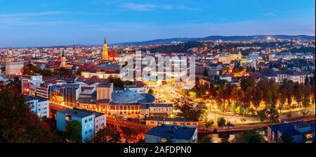Panoramica vista aerea del Cluj Napoca city centre durante il tramonto. La Romania. Foto Stock