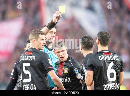 Arbitro Maeuel GRAEFE (Grvssfe) mostra Aleksandar DRAGOVIC (LEV) il cartellino giallo, da sinistra a destra Sven BENDER (LEV), Graefe, Lars BENDER (LEV), Aleksandar DRAGOVIC (LEV) Soccer 1. Bundesliga, XV Giornata, FC Colonia ( K) - Bayer 04 Leverkusen (LV), il 14 dicembre 2019 in Koeln / Germania. € | Utilizzo di tutto il mondo Foto Stock