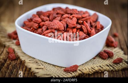 Fresche fatte essiccati Goji bacche su un sfondo vintage (close-up shot) Foto Stock