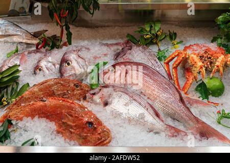 Pesce crudo e granchi sul display un supermercato, un negozio di alimentari Foto Stock