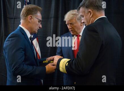 Philadelphia, Stati Uniti d'America. 14 dicembre, 2019. Deliberando segretario della Marina Militare, Thomas Modly, sinistra e Accademia Navale Sovrintendente Vice Adm. Sean Buck, diritto, attuale presidente Donald Trump con un comando della marina tappo a sfera per onorare i marinai uccisi a Naval Air Station Pensacola, prima di iniziare il centoventesimo Army-Navy del gioco del calcio presso il Lincoln Financial Field, 14 dicembre 2019 a Philadelphia, Pennsylvania. Navy recuperato il titolo battendo esercito 31-7. Credito: Anastasia McCarroll/DOD/Alamy Live News Foto Stock
