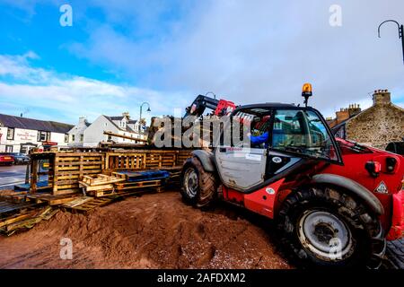 Biggar, South Lanarkshire, Scozia 15 Dicembre 2019: costruire il Biggar hogmanay falò continua. Il più grande falò di Hogmanay NEL REGNO UNITO. Foto Stock