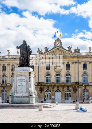 La statua sulla piazza Stanislas di fronte al municipio di Nancy, in Francia, rappresenta Stanislas Leszczynski, re di Polonia e duca di Lorena. Foto Stock