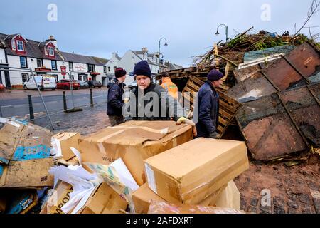 Biggar, South Lanarkshire, Scozia 15 Dicembre 2019: costruire il Biggar hogmanay falò continua. Il più grande falò di Hogmanay NEL REGNO UNITO. Foto Stock