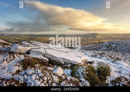 Splendide vedute di paesaggi di neve sopra Wharfedale mentre godendo un snowy passeggiata con il cane, Burley Moor, West Yorkshire, Regno Unito Foto Stock