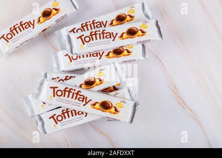 New York NY NOV 29 2019: una scatola di caramelle Toffifay su un marchio di impresa tedesca August Storck. Foto Stock