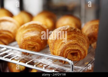 Cornetti cotta sulla griglia in metallo, close-up Foto Stock