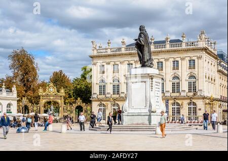 La statua di Stanislas Leszczynski sulla piazza Stanislas di Nancy, in Francia, e sullo sfondo, il teatro dell'opera e la fontana di Amphitrite. Foto Stock