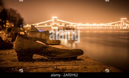 Commovente memoriale di scarpe di ferro da Gyula Pauer per ricordare il popolo ebraico assassinato durante la seconda guerra mondiale. Ponte delle catene sul Danubio a Budapest. Foto Stock