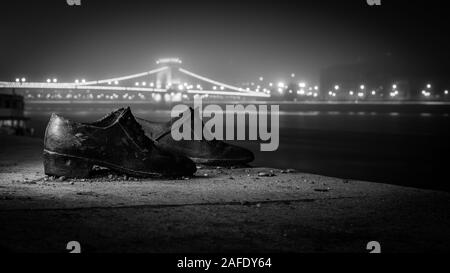 Commovente memoriale di scarpe di ferro da Gyula Pauer per ricordare il popolo ebraico assassinato durante la seconda guerra mondiale. Ponte delle catene sul Danubio a Budapest. Foto Stock