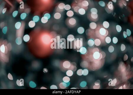 Abstract sfocata sullo sfondo di Natale con albero di Natale decorato con sfere lucide e illuminazione luci al neon Foto Stock
