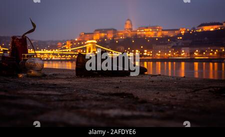 Commovente memoriale di scarpe di ferro da Gyula Pauer per ricordare il popolo ebraico assassinato durante la seconda guerra mondiale. Ponte delle catene sul Danubio a Budapest. Foto Stock