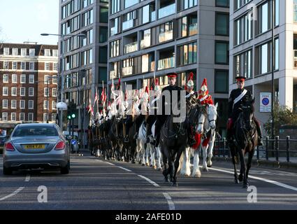 Il Musical ride della cavalleria della famiglia arrivare ad Olympia London International Horse Show nella zona ovest di Londra. La Mostra Nazionale del Cavallo corre da lunedì 16 dicembre fino al 23 presso il Centro Espositivo di Olympia. Foto Stock