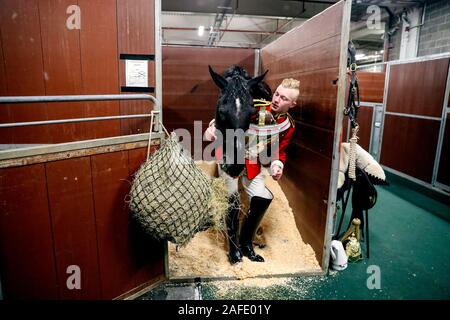 Il Musical ride della cavalleria della famiglia dopo aver provato a Olympia London International Horse Show nella zona ovest di Londra. La Mostra Nazionale del Cavallo corre da lunedì 16 dicembre fino al 23 presso il Centro Espositivo di Olympia. Foto Stock