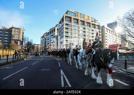 Il Musical ride della cavalleria della famiglia arrivare ad Olympia London International Horse Show nella zona ovest di Londra. La Mostra Nazionale del Cavallo corre da lunedì 16 dicembre fino al 23 presso il Centro Espositivo di Olympia. Foto Stock