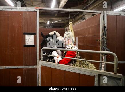 Il Musical ride della cavalleria della famiglia dopo aver provato a Olympia London International Horse Show nella zona ovest di Londra. La Mostra Nazionale del Cavallo corre da lunedì 16 dicembre fino al 23 presso il Centro Espositivo di Olympia. Foto Stock