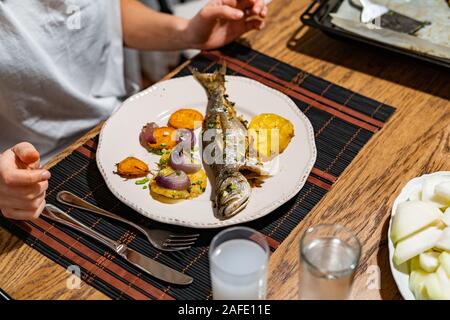 Bagno turco Bluefish con Raki / Lufer pesci. Frutti di mare tradizionali. Foto Stock