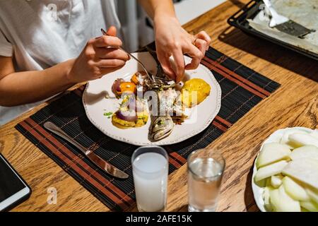 Bagno turco Bluefish con Raki / Lufer pesci. Frutti di mare tradizionali. Foto Stock