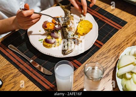 Bagno turco Bluefish con Raki / Lufer pesci. Frutti di mare tradizionali. Foto Stock