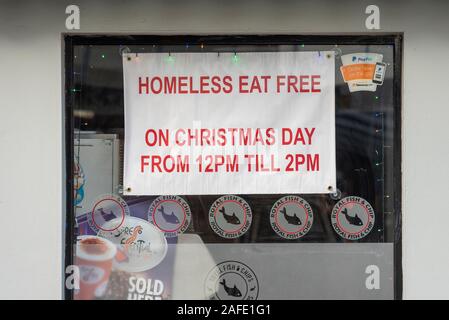 Libera il giorno di Natale dei pasti per i senzatetto a Royal Fish & Chips ristorante. Senzatetto mangiare gratuitamente la carità offerta. Il fenomeno dei senzatetto in Southend on Sea, Essex Foto Stock