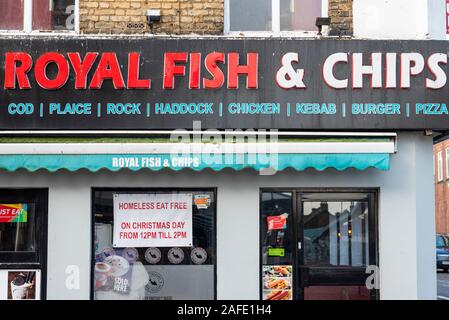 Libera il giorno di Natale dei pasti per i senzatetto a Royal Fish & Chips ristorante. Senzatetto mangiare gratuitamente la carità offerta. Il fenomeno dei senzatetto in Southend on Sea, Essex Foto Stock