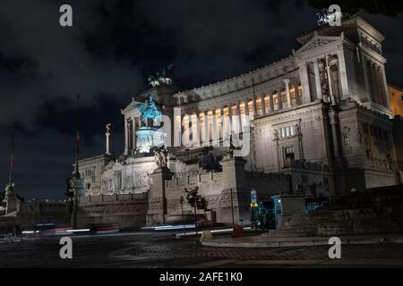 Roma, Italia. In Piazza Venezia sorge il monumento nazionale dedicato a Vittorio Emanuele II, noto anche come Altare della Patria. Foto Stock