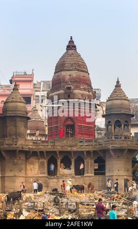 Tempio presso la storica cremazione Manikarnika ghat di Varanasi, India Foto Stock